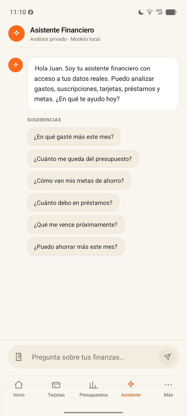 Pantalla del asistente financiero de la app respondiendo preguntas sobre las finanzas del usuario